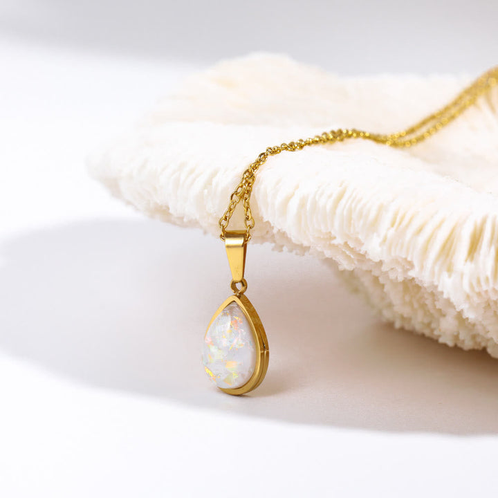 De 'Eloise' damesketting: 18K goud met een prachtige natuurlijke opaal druppel hanger.
