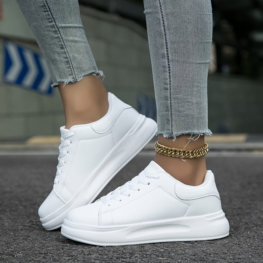 Duurzame witte orthopedische damesschoenen, ontworpen voor actief comfort.