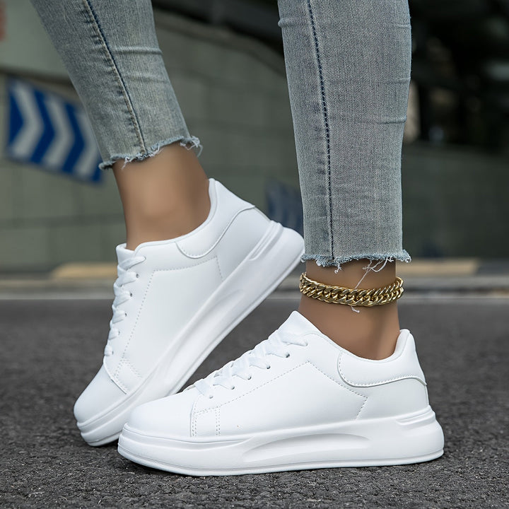 Duurzame witte orthopedische damesschoenen, ontworpen voor actief comfort.