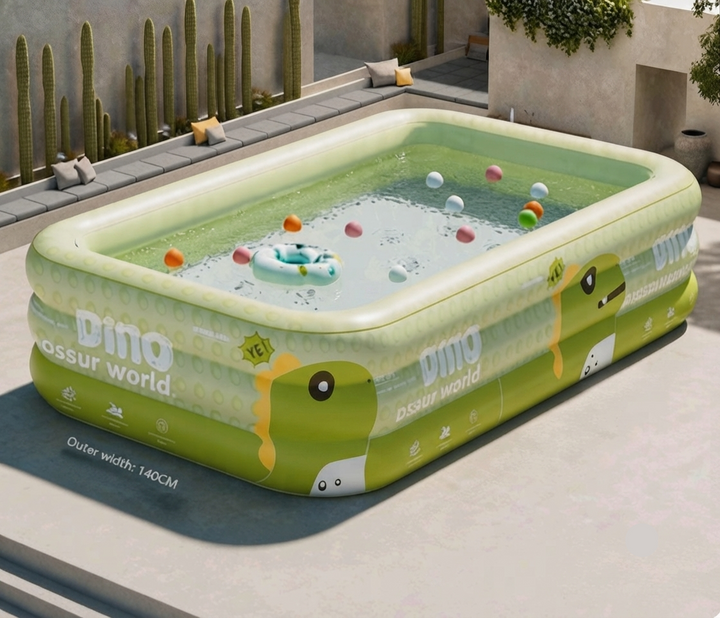 Dino opblaaszwembad voor kinderplezier in de tuin. Veilig, comfortabel familiezwembad voor zomerse waterpret.