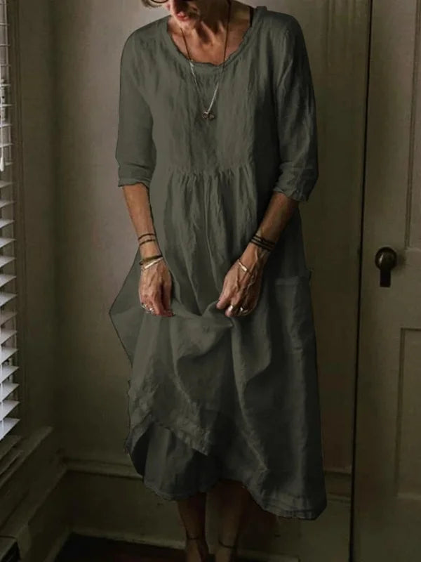 Modieuze dames linnen midi jurk met ronde hals. Comfortabele losse pasvorm voor een casual zomeroutfit.