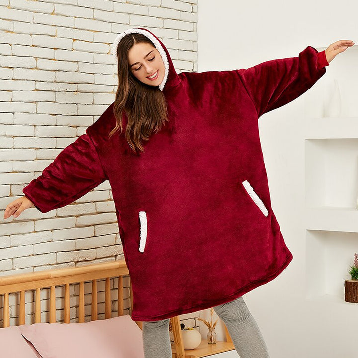 Persoon draagt comfortabele uniseks thermische hoodie Noah, toont de oversized pasvorm en de gezellige uitstraling.