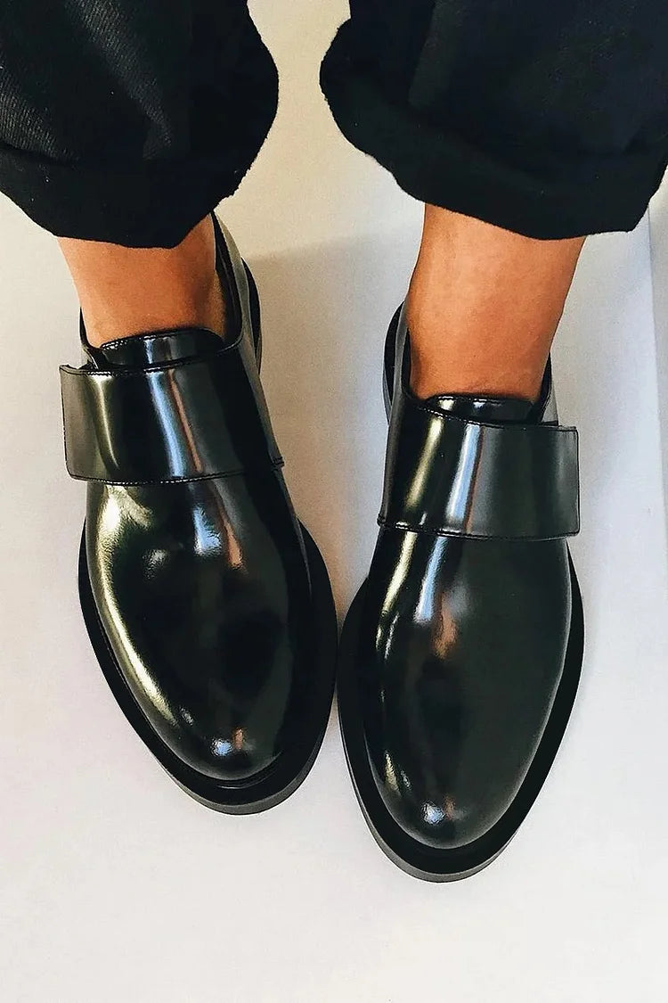 Stijlvolle zwarte dames loafers met subtiele glans, een essentieel elegant item voor je schoenencollectie.
