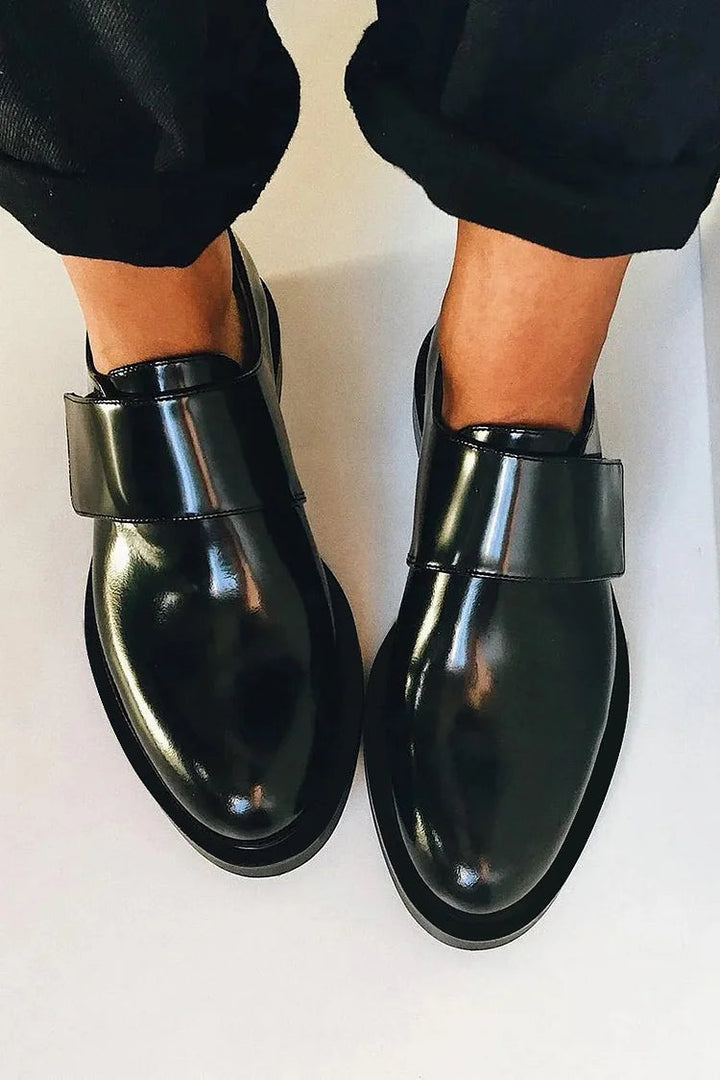 Stijlvolle zwarte dames loafers met subtiele glans, een essentieel elegant item voor je schoenencollectie.