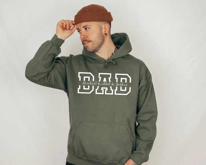 PapaHug unisex gepersonaliseerde hoodie met namen, ideaal Vaderdag cadeau voor mannen.