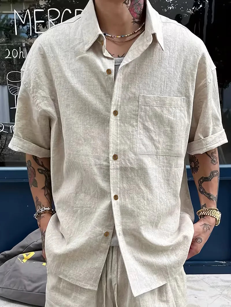 Luchtig beige linnen heren overhemd met korte mouwen, perfect voor een casual zomerlook.