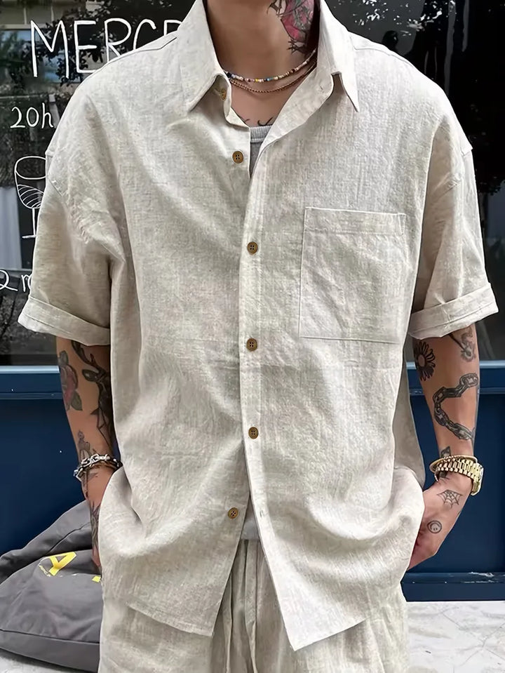 Luchtig beige linnen heren overhemd met korte mouwen, perfect voor een casual zomerlook.