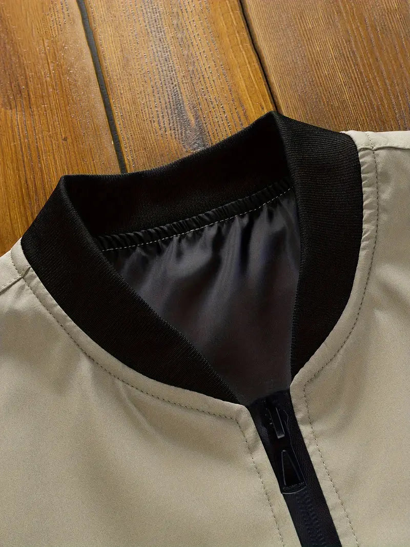 Legergroene heren zomerjas met baseballkraag, comfortabel en lichtgewicht.