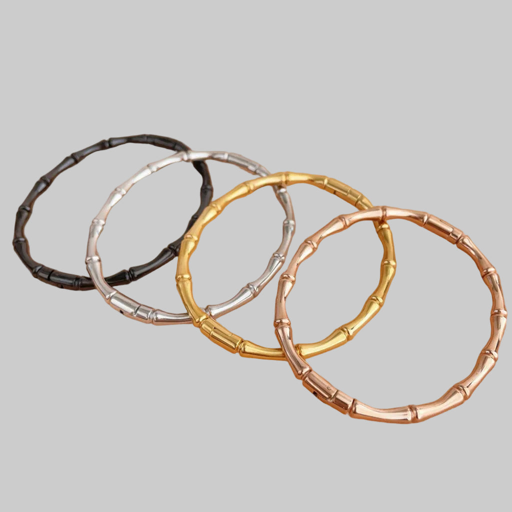 Dames bamboeschakel armband van titanium staal in goudkleur. Stijlvol sieraad voor een elegante look.
