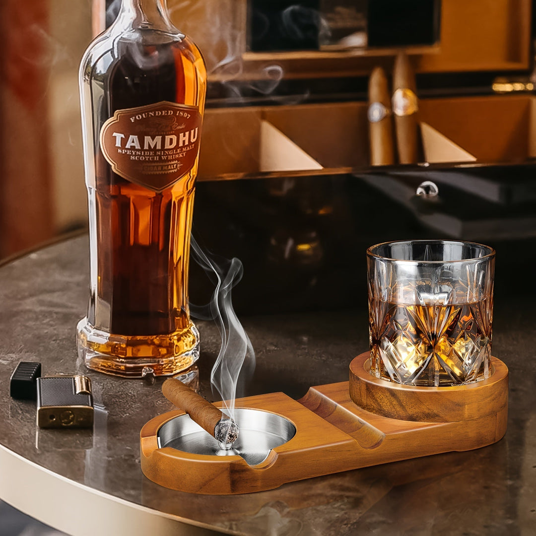 Man geniet van sigaar en whiskey met stijlvolle houten sigaren- en whiskyschaal. Luxe cadeau voor hem.