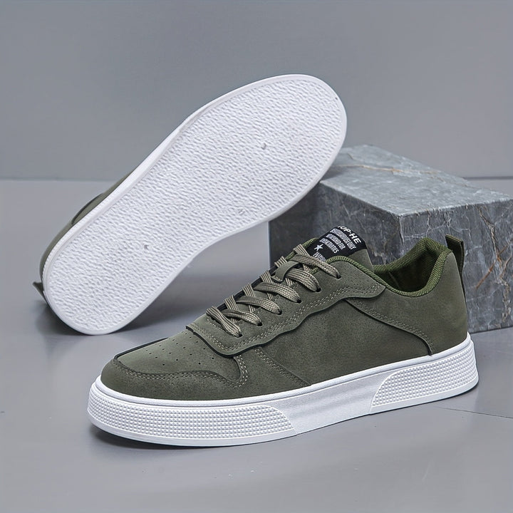 Sportieve heren casual sneakers met dikke zool en veters, bieden ultiem comfort voor een actieve dag.