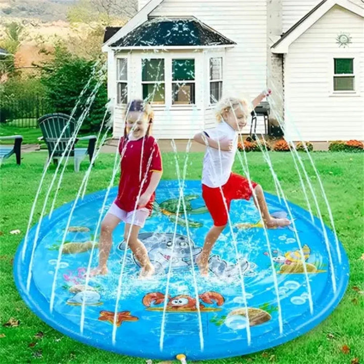 Opblaasbare waterspeelmat voor kinderen met sproeiers. Perfect voor waterpret in de zomerzon in de tuin.