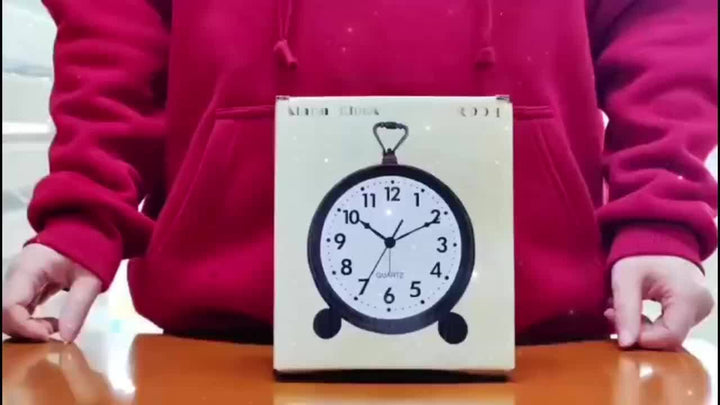 Hoogwaardige retro metalen wekker met stil uurwerk; een klassieke, compacte tafelklok.