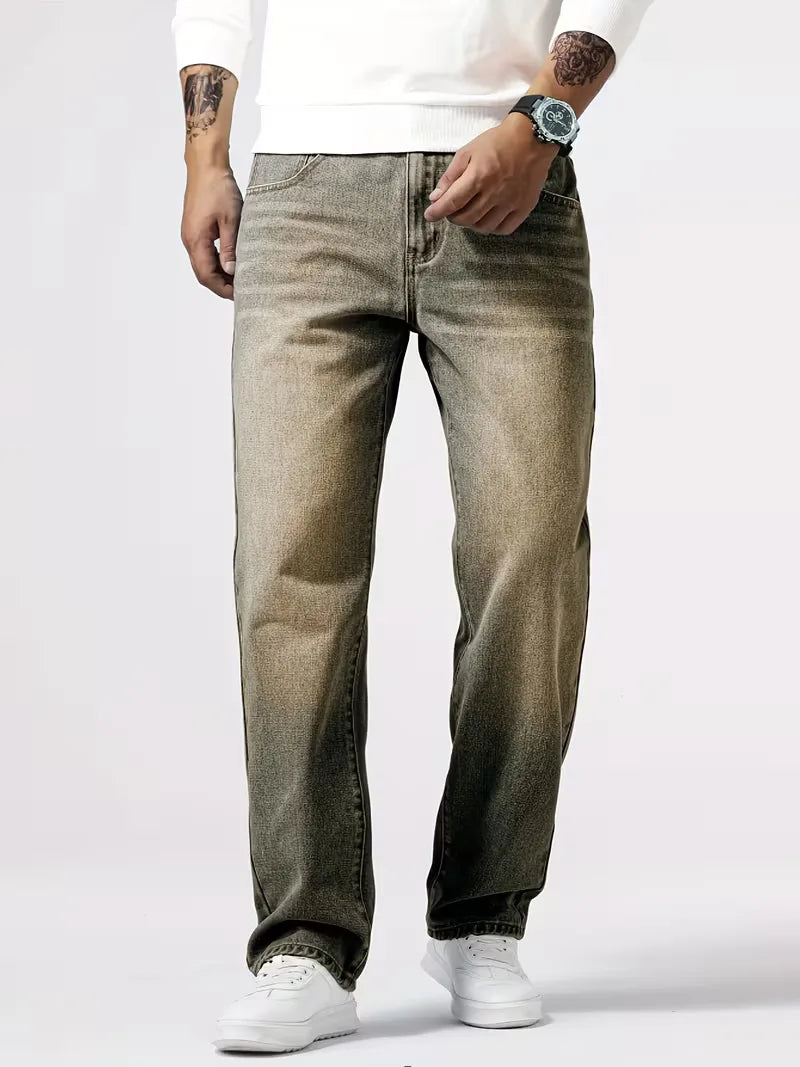 Voorkant van casual blauwe heren loose fit jeans, rechte pijp. Veelzijdig voor moderne streetwear.