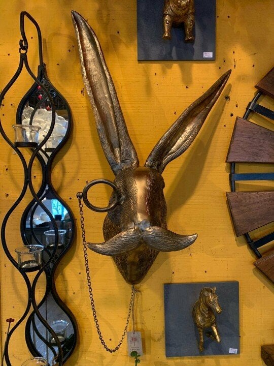 Decoratieve hertenkop wanddecoratie. Speelse en handgeschilderde kunst voor een vrolijke muur.