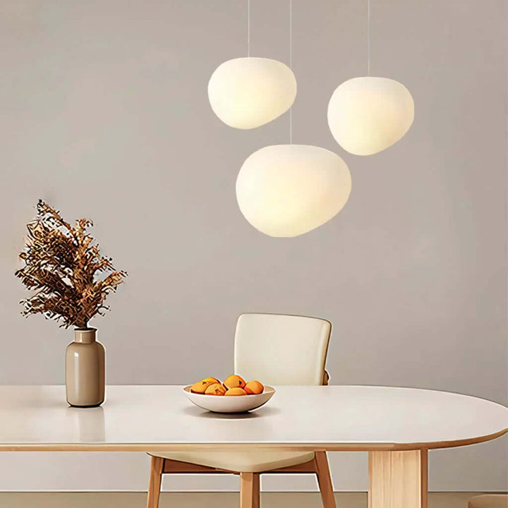 Stijlvolle witte hanglamp in kiezelvorm. Geeft warm licht, een minimalistische toevoeging aan uw interieur.