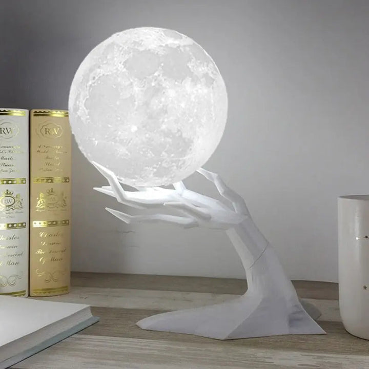 Warmer wit LED sfeerlamp die ook functioneert als luchtbevochtiger voor een comfortabele slaapkamer.