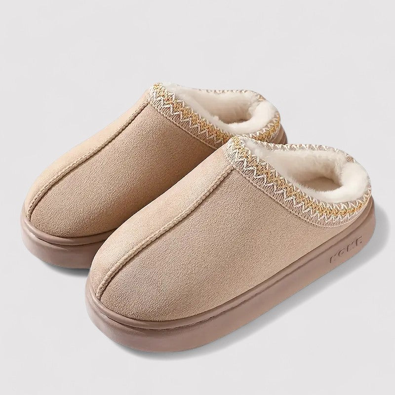 Close-up van de pluche stof van de luxe pantoffels, perfect voor comfortabele thuisavonden.
