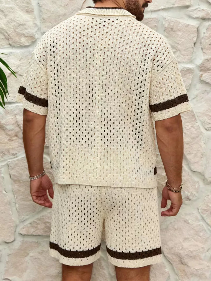 Heren zomeroutfit: gebreid beige shirt en matching shorts. Comfortabele en stijlvolle tweedelige set voor de zon.