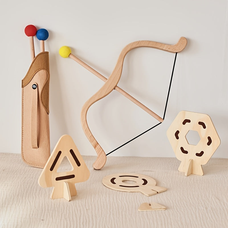 Blij kind houdt houten kinderboog en pijlset vast, klaar voor veilig buitenspelen en avontuur.