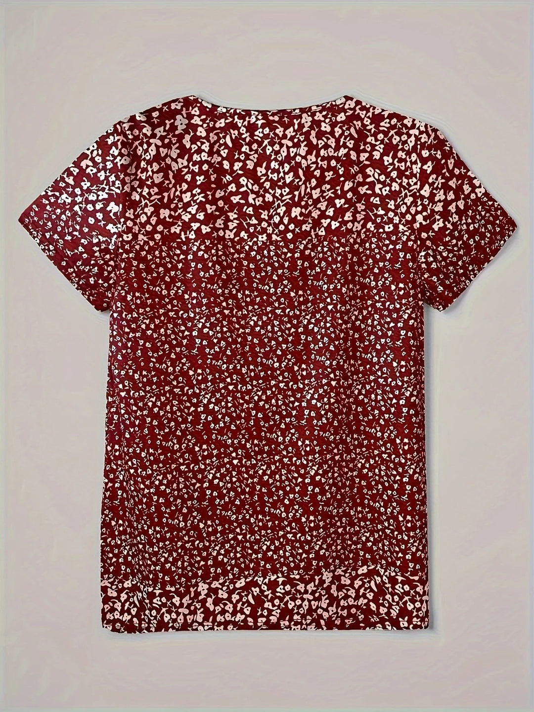Comfortabele losvallende zomertop voor dames met v-hals en korte mouwen. Elegante casual dameskleding.