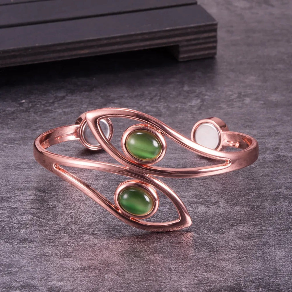 Elegante dames magnetische koperen armband met levendige groene opaal. Een stijlvol sieraad voor elke outfit.
