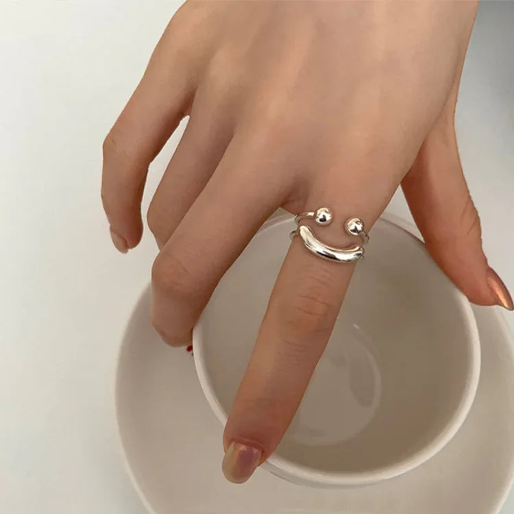 Stijlvolle damesring met vrolijke smiley, een verstelbaar sieraad en ideaal mode accessoire voor een speelse look.