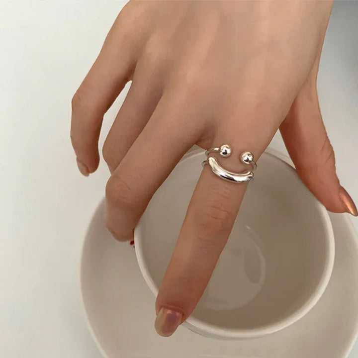 Stijlvolle damesring met vrolijke smiley, een verstelbaar sieraad en ideaal mode accessoire voor een speelse look.