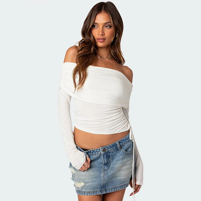 Groene off-shoulder damestop met lange mouwen, benadrukt de schouders elegant, perfect voor een stijlvolle outfit.