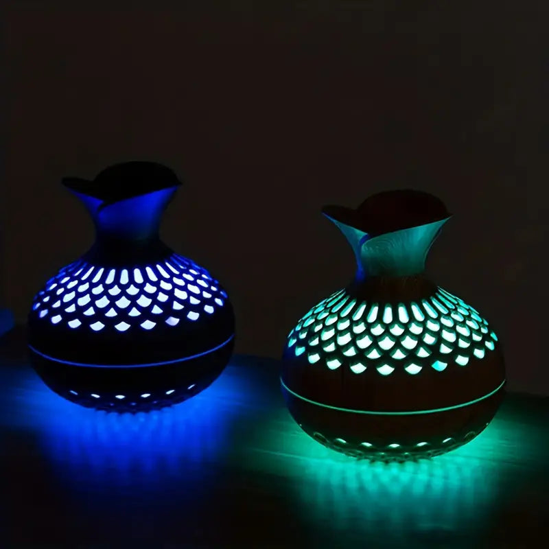 AromaBloom aroma diffuser met rustgevend sfeerlicht op houten tafel, voor ontspanning en welzijn thuis.