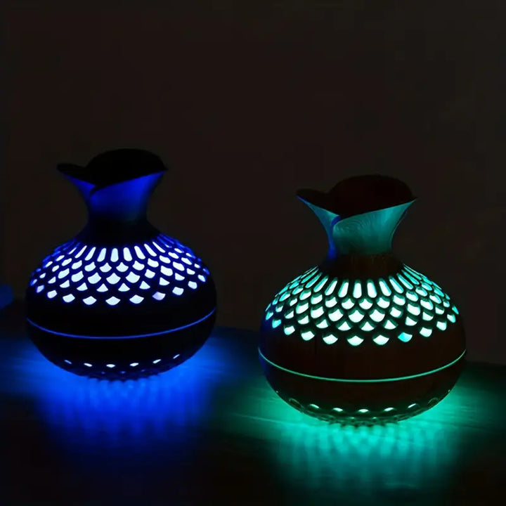 AromaBloom aroma diffuser met rustgevend sfeerlicht op houten tafel, voor ontspanning en welzijn thuis.
