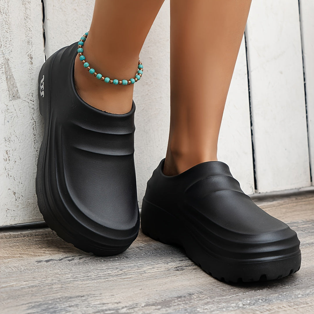 Lichtgewicht anti-slip AquaStep clogs, orthopedisch ontworpen voor duurzaam comfort en veiligheid.
