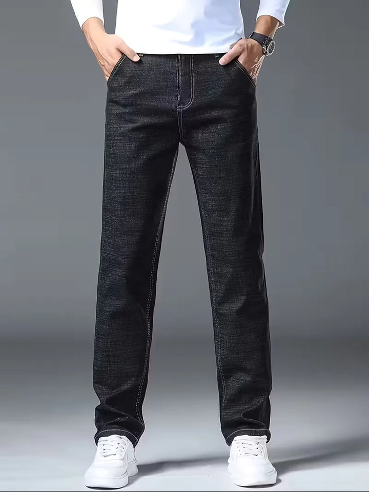 Heren straight-leg jeans, donkerblauw, met subtiele rechte pijp en decoratieve stiksels, comfortabel voor winter.