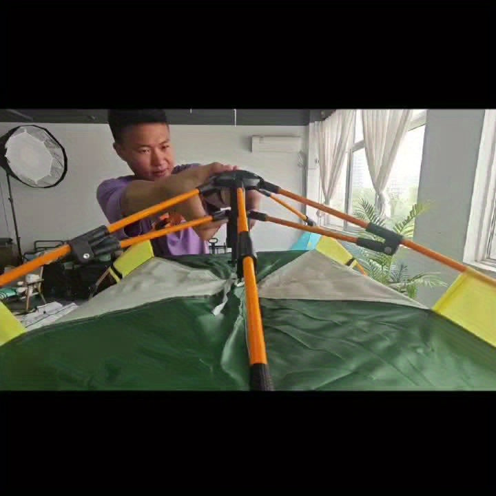 Opgevouwen lichtgewicht 4-persoons tent, klaar voor snel transport naar je volgende kampeerplek.