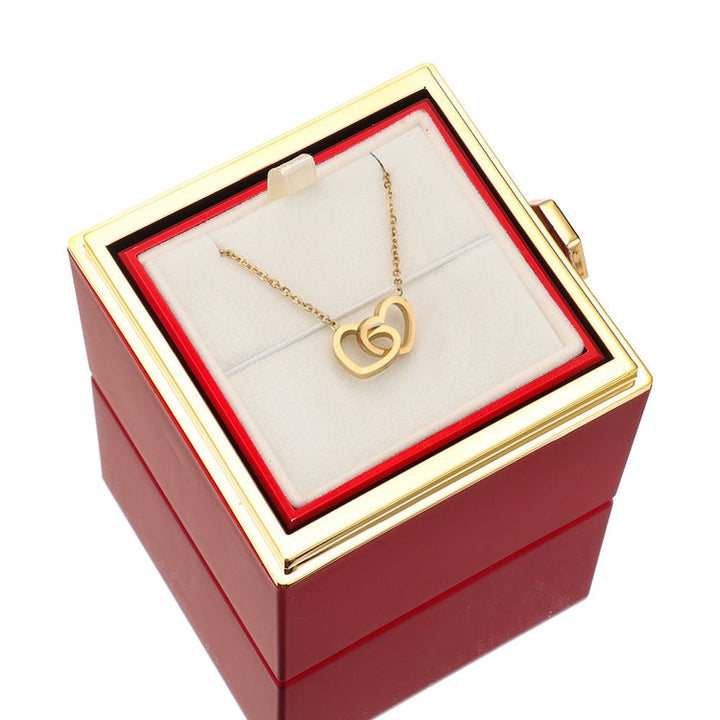 Gegraveerde eeuwige rode roos in geschenkbox, een uniek en persoonlijk Valentijnsdag liefdesgeschenk.