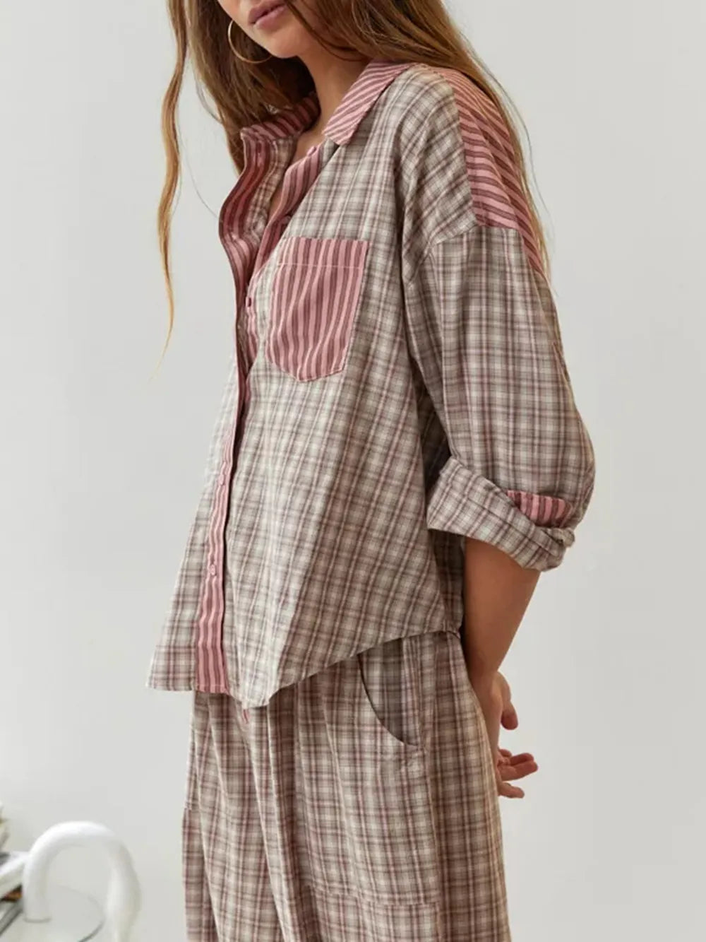 Top van de tweedelige dames fleece pyjama set, ontspannen nachtkleding voor de wintermaanden.