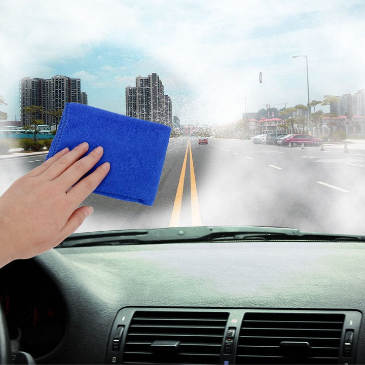 Microvezel anti-condens doek reinigt autoramen krasvrij, voor veilig en helder zicht tijdens het rijden.