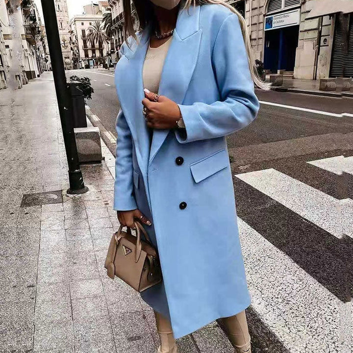 Moderne lange dames manteljas met prominente knopen, ideaal voor modieuze looks.