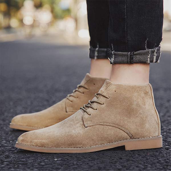 Casual khaki halfhoge herenschoen met veters, perfect voor een ontspannen, modieuze outfit.