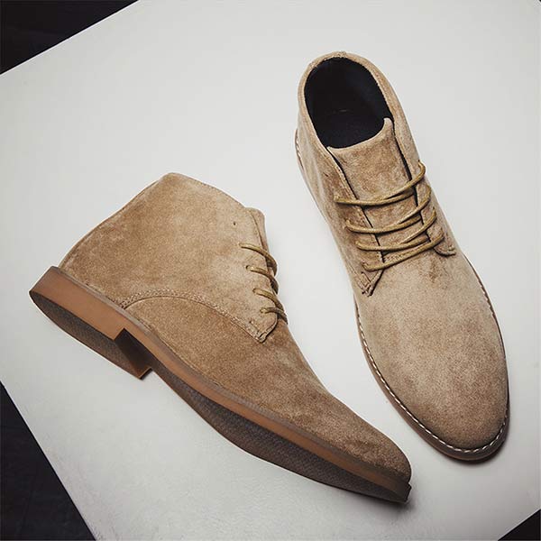 Moderne halfhoge herenschoen met veters in een stijlvolle khaki kleur, comfortabel en trendy.