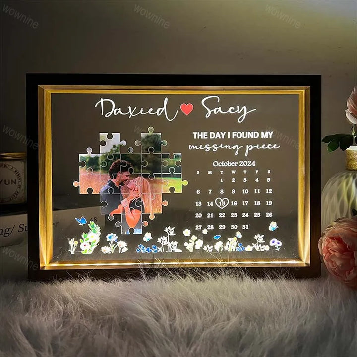 Close-up van een gepersonaliseerd lichtframe met namen en datum, een romantisch jubileumcadeau.