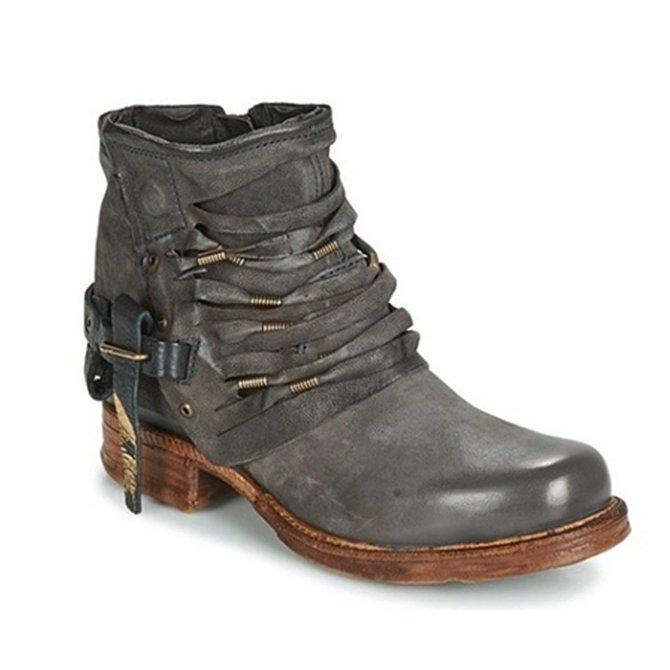 Klassieke retro dames laarzen met blokhak; tijdloos design combineert stijl met draagcomfort.