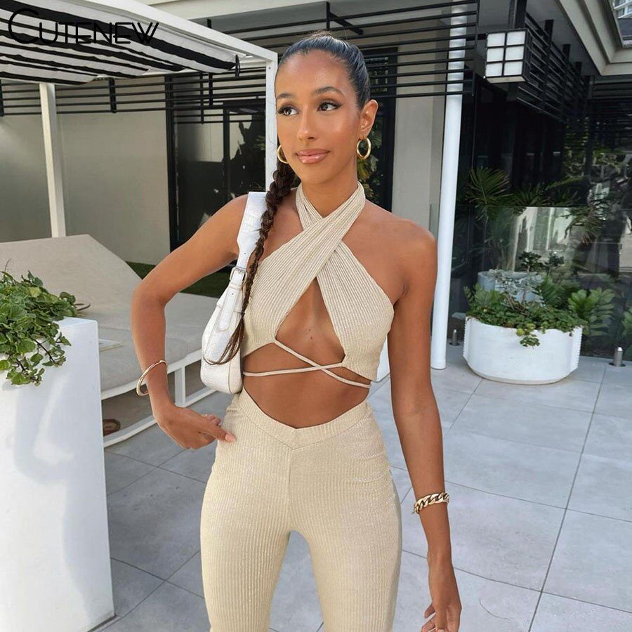 Modieuze dames tweedelige zomer outfit: gestreepte top en bijpassende broek, ideaal voor strand of vrije tijd.