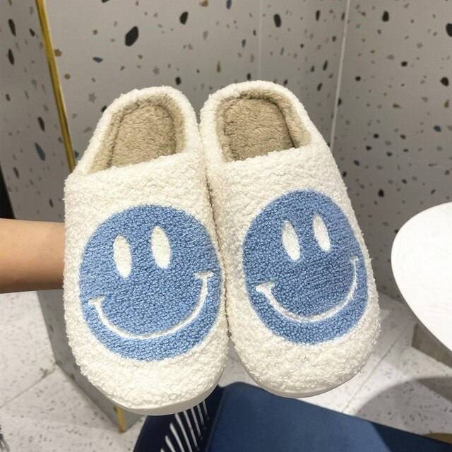 Zachte pluche dames smiley huis slippers, ideaal voor comfortabel thuis ontspannen. Warme en trendy winter slippers.