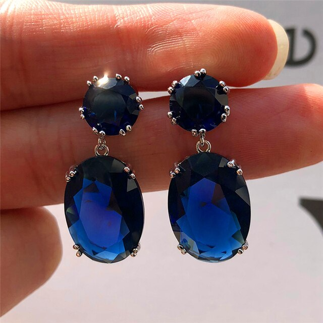 Luxe dames ovale zirkonia oorbellen die prachtig glinsteren. Een trendy druppel oorbel voor elke modebewuste vrouw.
