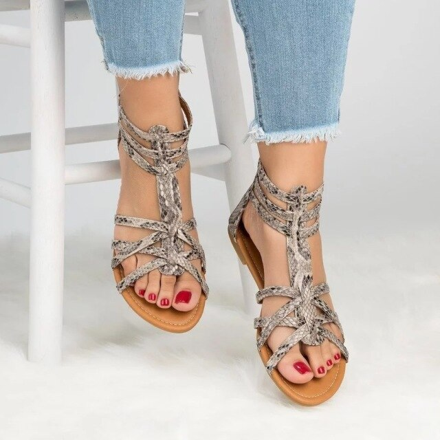 Comfortabele platte dames sandalen, ideaal voor zomer. Veelkleurige slangenhuid zomerschoenen met stijl.