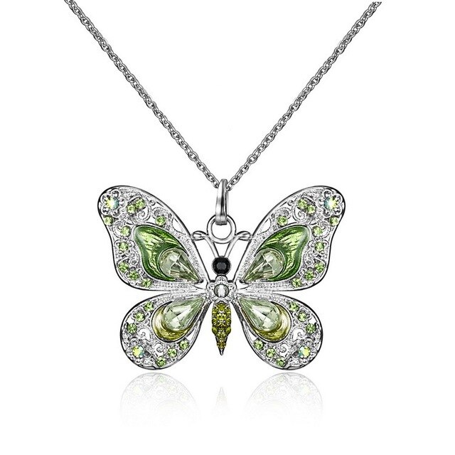 Close-up van CuteChain™ vlinderketting. Zilverkleurige hanger met glanzende kristallen.