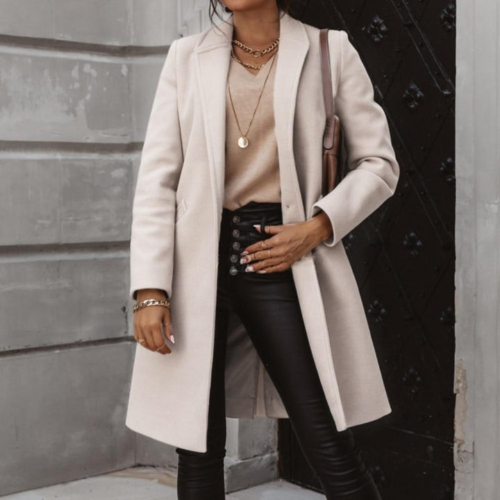 Modieuze lange kasjmier winterjas voor dames. Chic en warm, een essentieel kledingstuk.