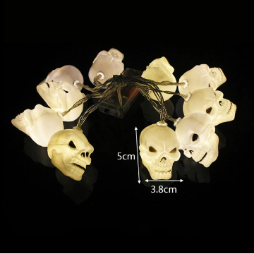 Spookachtig LED lichtsnoer met witte schedels. Ideale binnendecoratie voor Halloween feest.