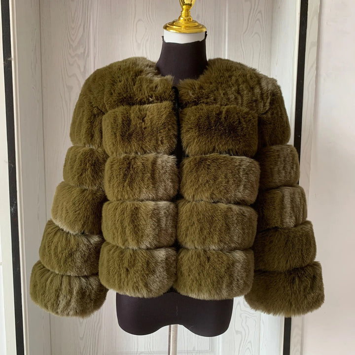 Elegante, warme dames winterjas. Stijlvolle korte jas voor vrouwen, perfecte bovenkleding voor koude dagen.
